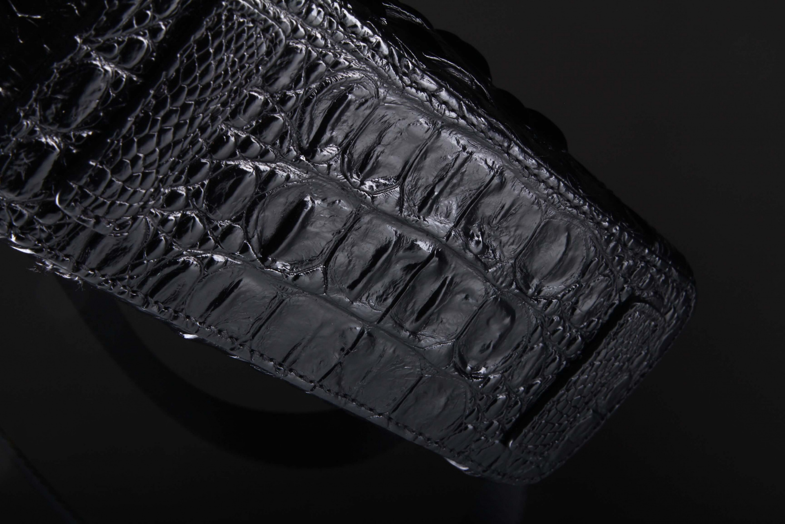 Сумка через плечо из кожи крокодила