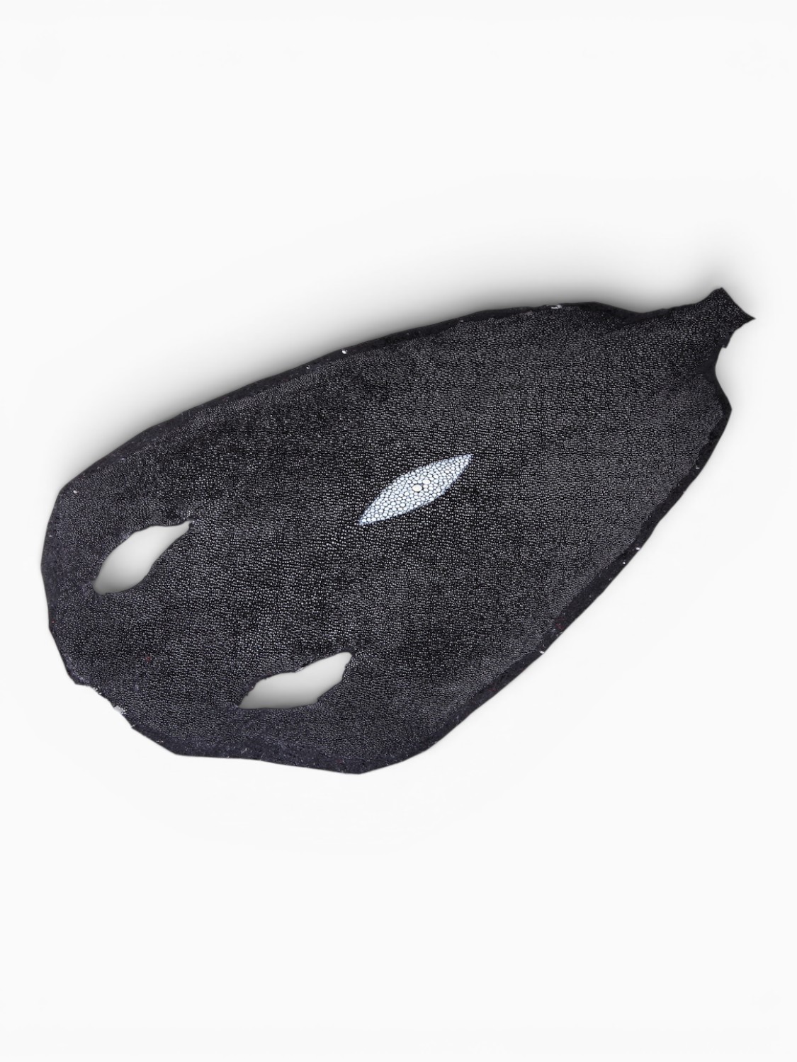 Кожа морского ската, овальная, ширина 16-18 см, длина 32-37 см