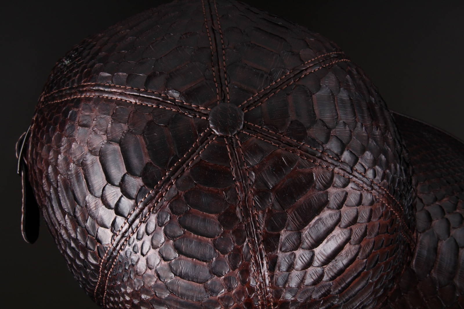Бейсболка из кожи питона