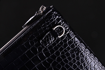 Клатч на одной молнии из кожи крокодила