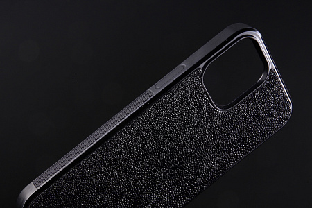 Чехол на любую модель iPhone из кожи неполированного ската